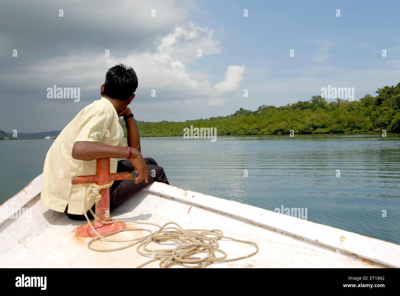 Homme assis dans un bateau à la recherche de paysage de l'Île-de-France - M.# 364 Banque D'Images