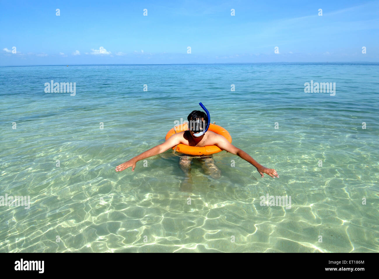 Man enjoying snorkeling baignade à Radhanagar beach ; Îles Havelock ; baie du Bengale ; Îles Andaman et Nicobar Banque D'Images