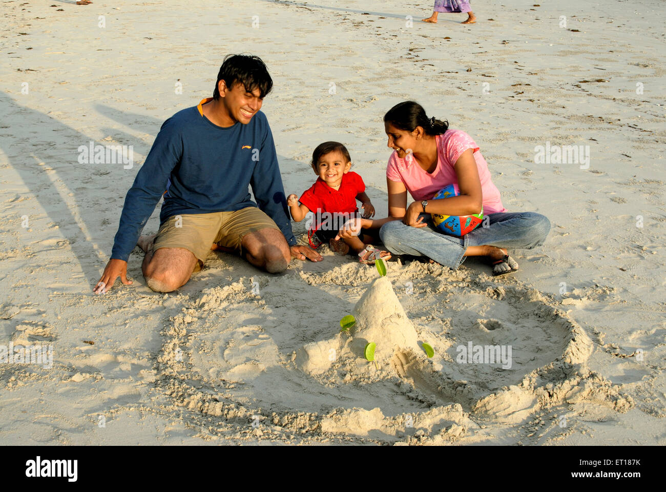 Château de sable de décisions par les parents avec enfant , Franche-comté , Inde - M.# 736J&K&L Banque D'Images