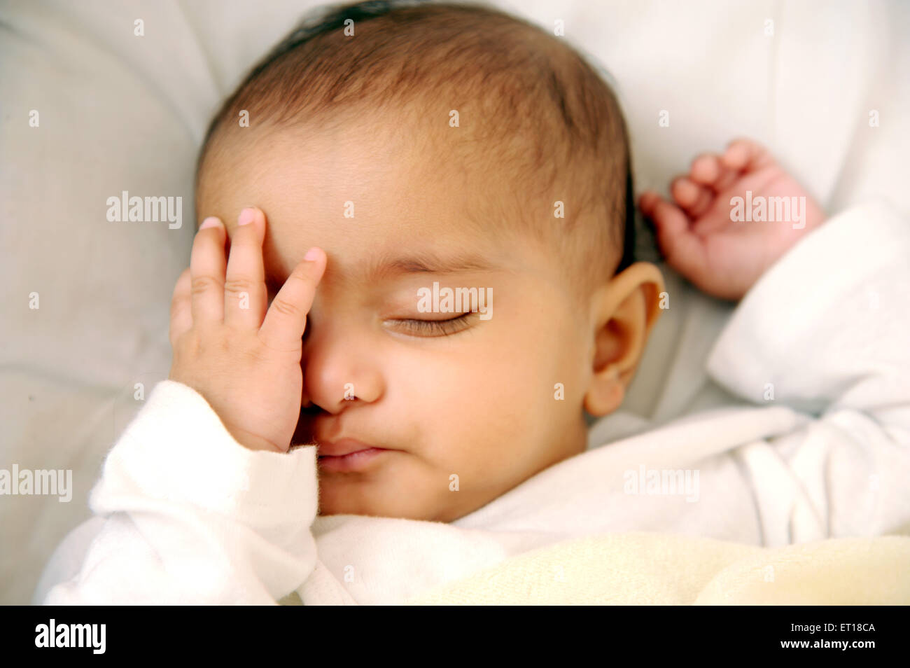 Bebe Garcon Enfant Indien Part Dormir Sur Les Yeux M 736la Photo Stock Alamy