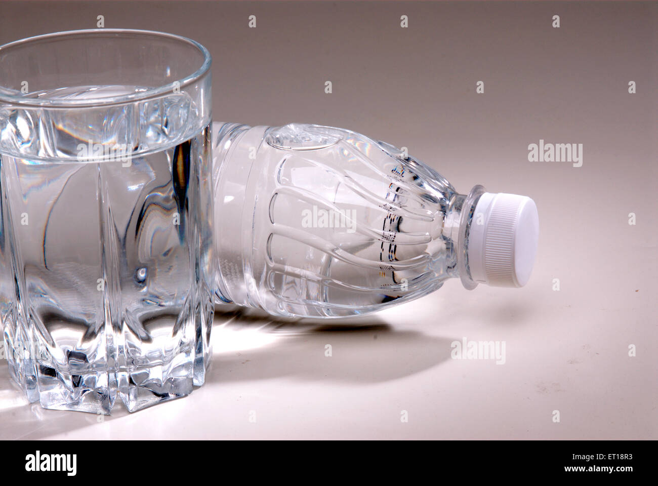 Verre d'eau et bouteille d'eau en plastique Banque D'Images