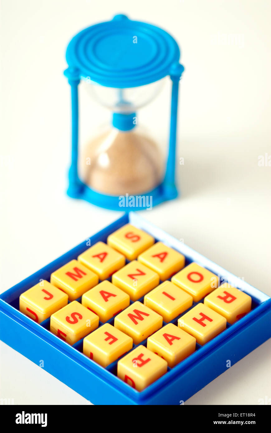 Jeu de puzzle avec alphabet plastique et horloge de sable Banque D'Images