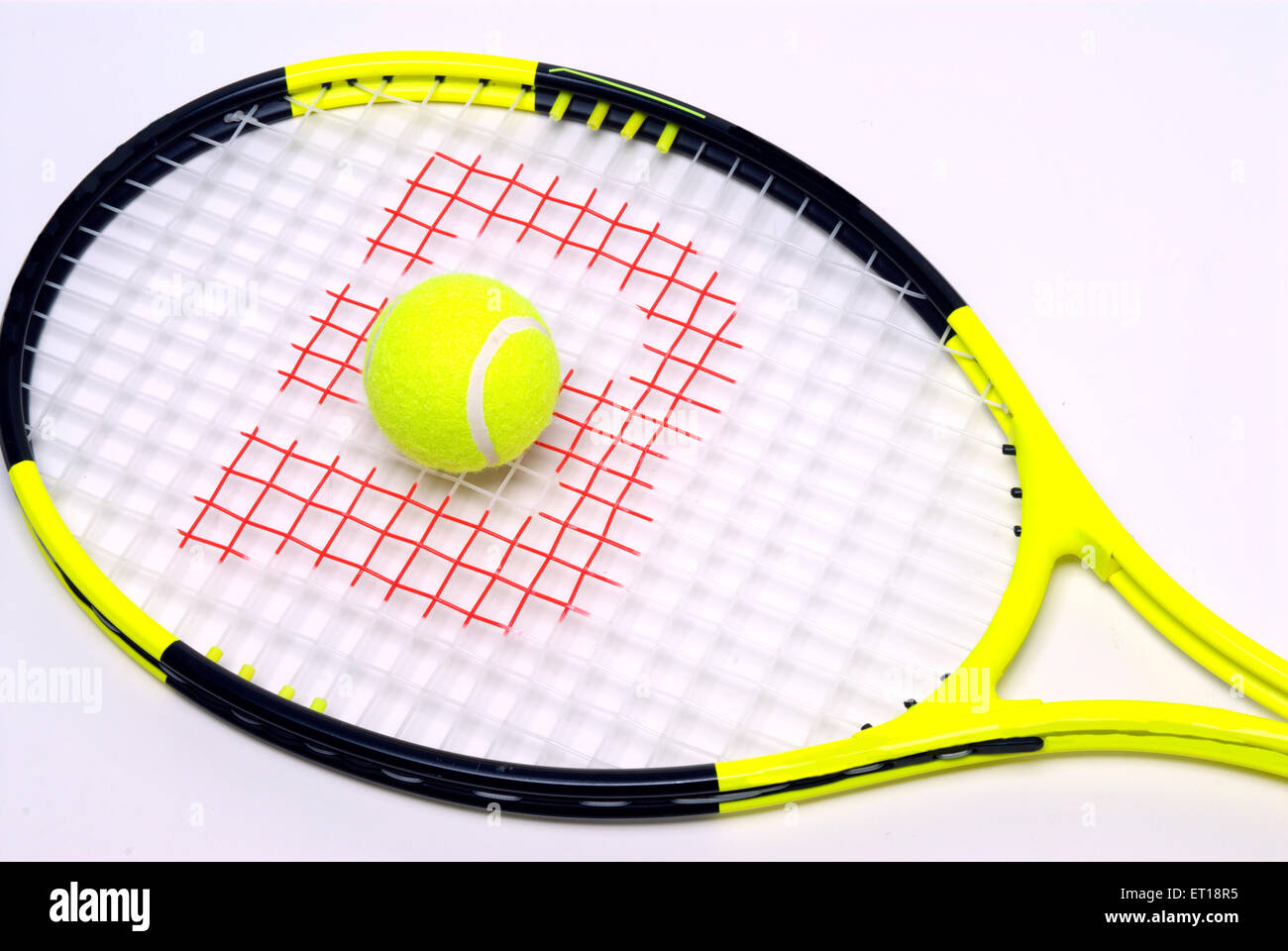 Balle de tennis avec raquette de tennis Banque D'Images