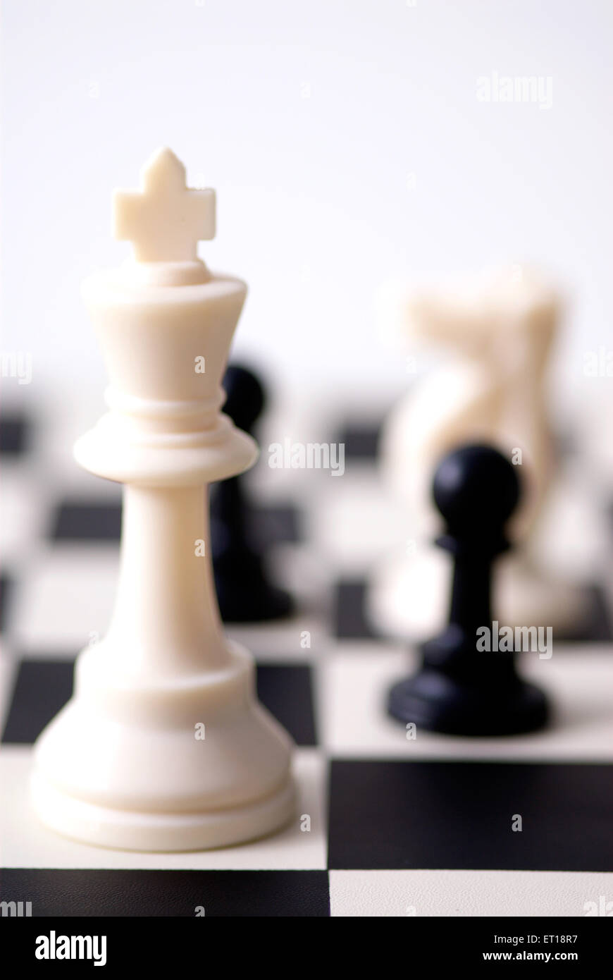 Jeu d'échecs blanc roi et pion noir Banque D'Images
