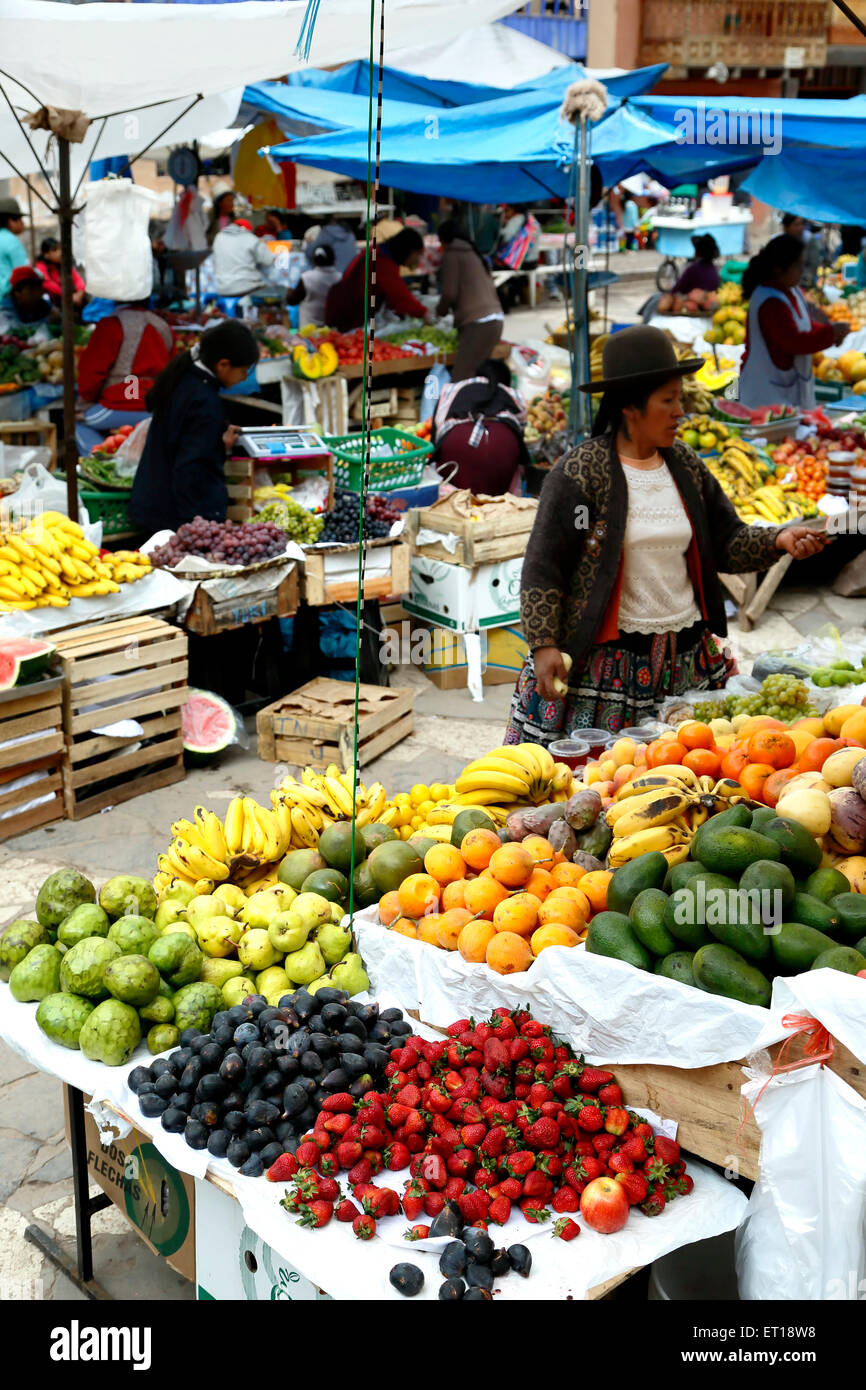 Femme Quechua au stand de fruits, marché de Pisac Le dimanche, Cusco, Pérou Banque D'Images