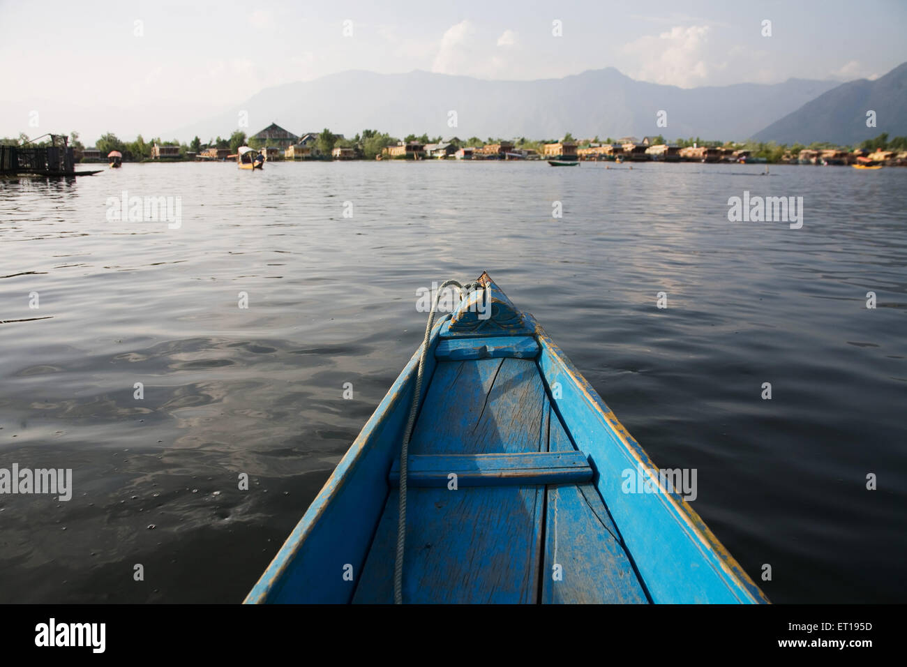 Partie de bleu bateau dans le lac Dal ; Srinagar, Jammu-et-Cachemire ; Inde ; Banque D'Images