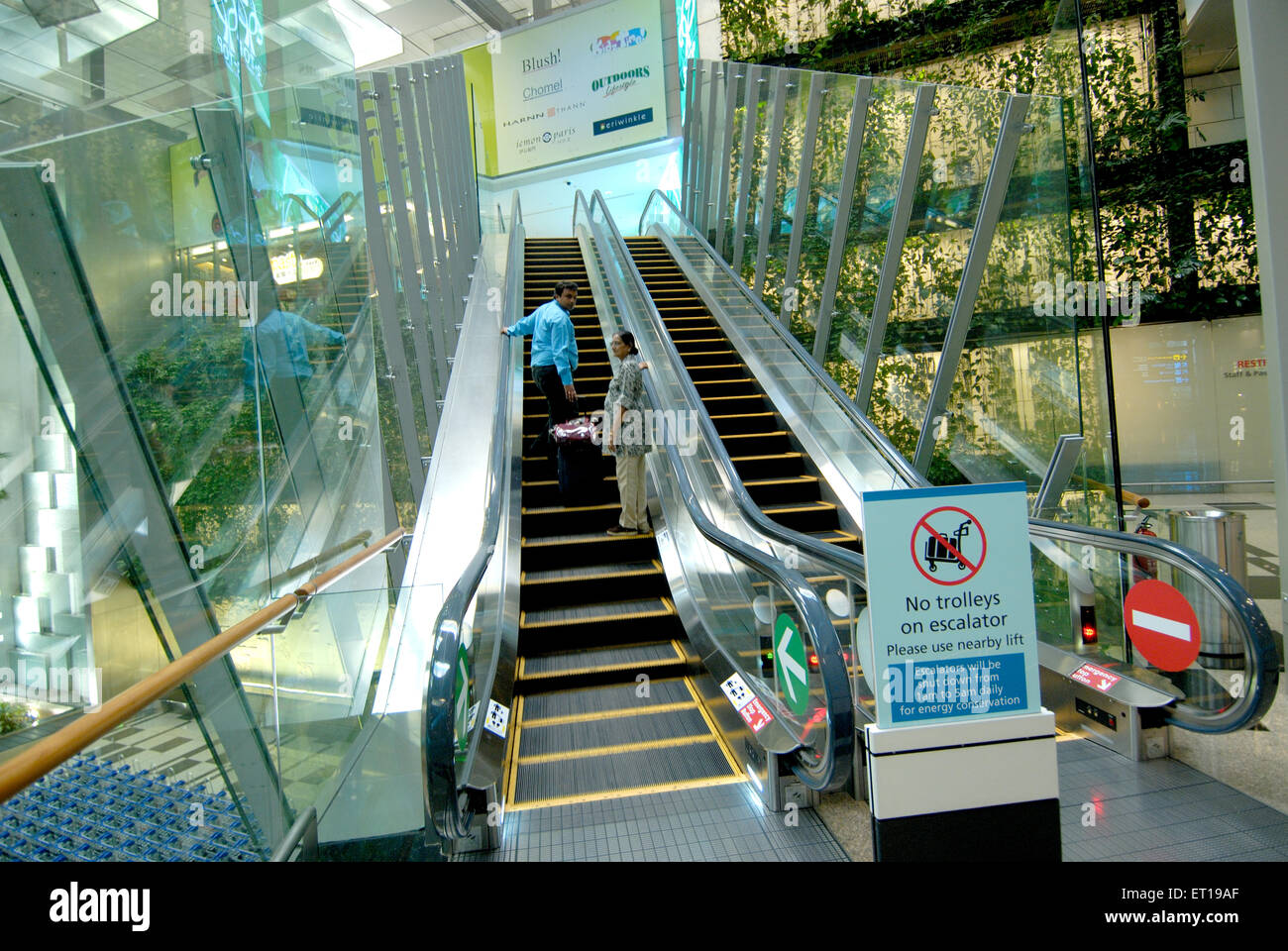 L'intérieur du terminal de l'aéroport et des escaliers ; Singapour M.# 364 Banque D'Images