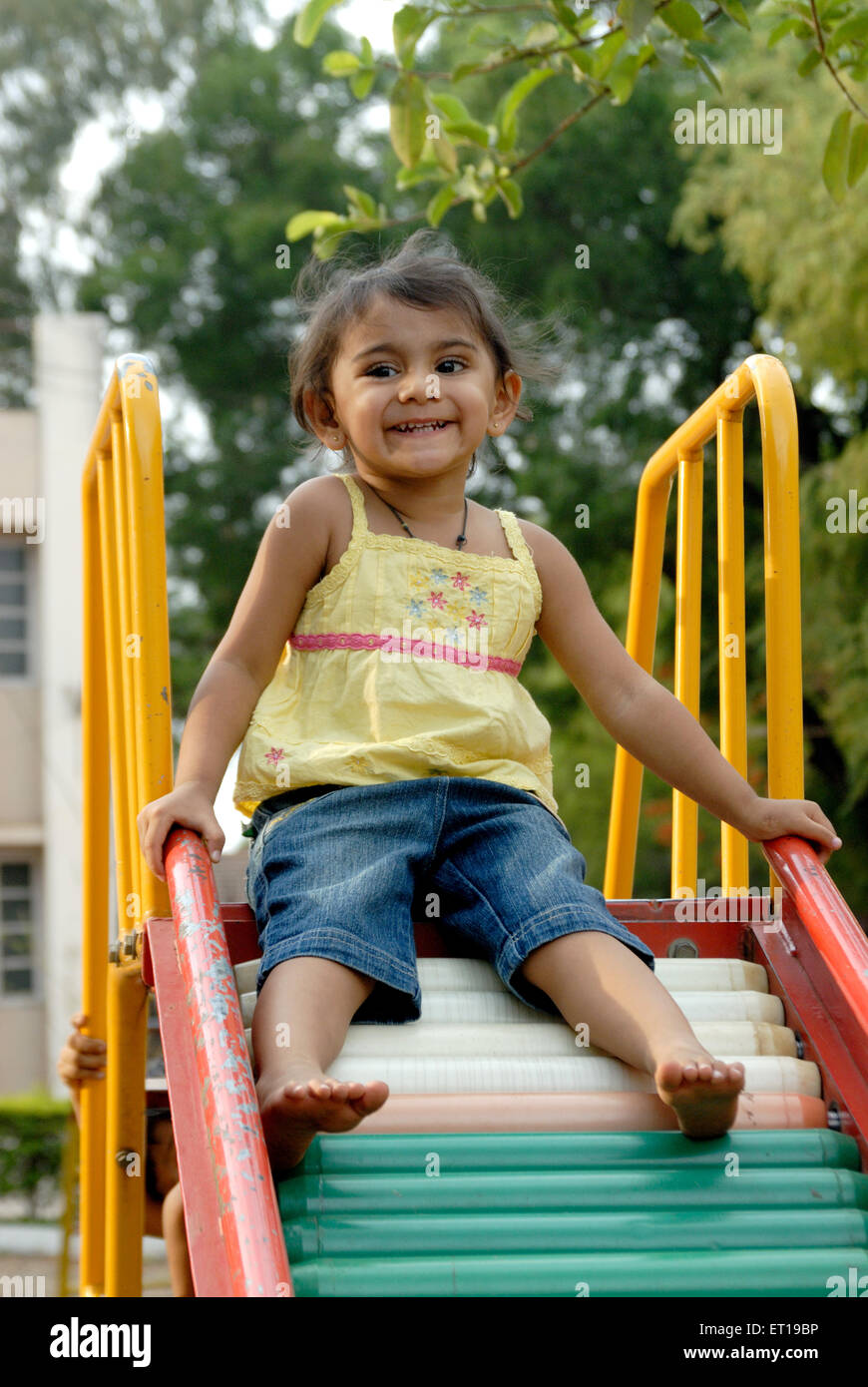 Jeune fille indienne jouant sur jardin faites glisser l'Inde M.# 736L Banque D'Images