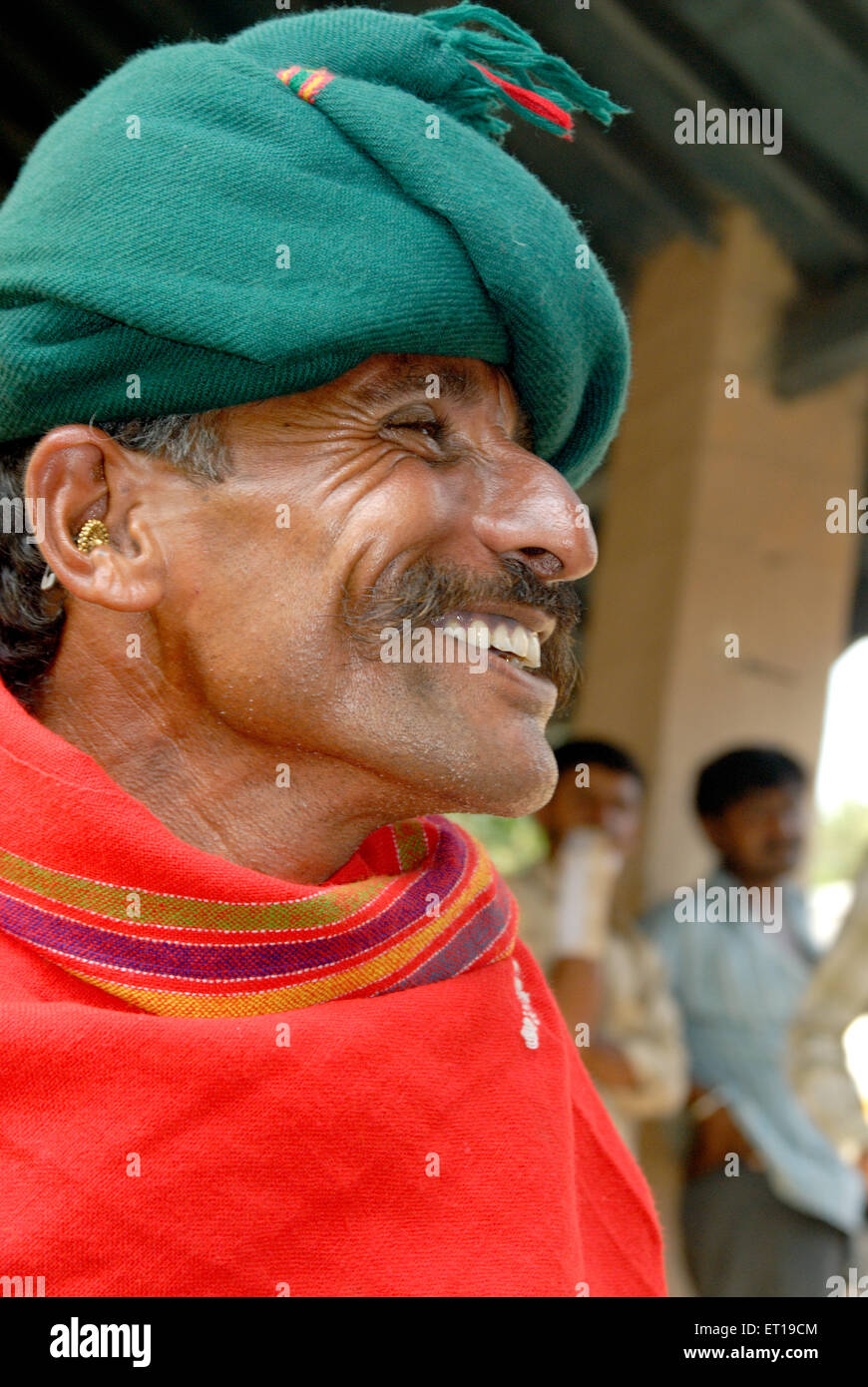 Profil de l'homme indien en turban vert et rouge shawl laughing Inde M.# 781T Banque D'Images