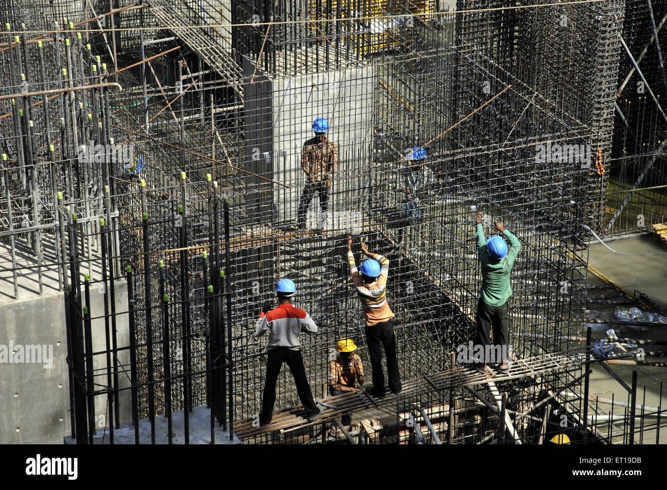 Les travailleurs qui travaillent sur le chantier de construction à Mumbai Maharashtra Inde Banque D'Images