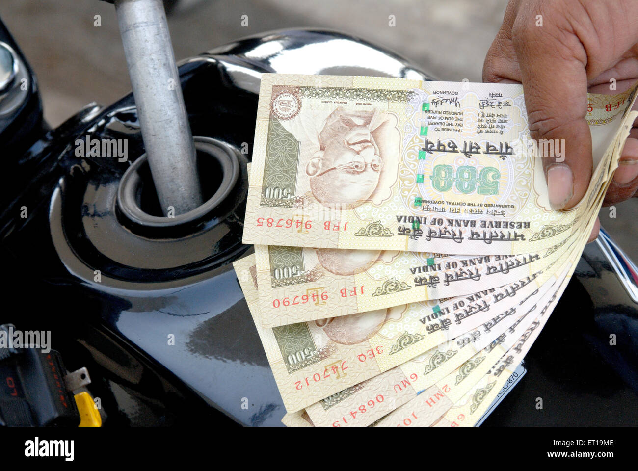 Part montrant monnaie indienne de cinq cent roupies pour payer l'essence dans moto MR# 364 Banque D'Images