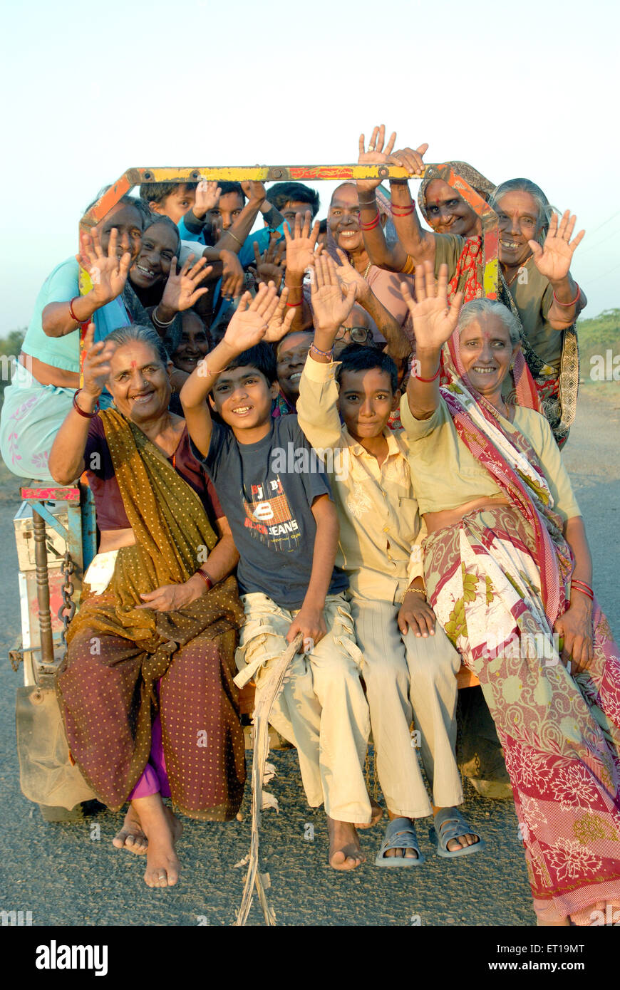 Les femmes qui voyagent en pousse-pousse ; Amreli Gujarat ; Inde ; M.# 364 Banque D'Images