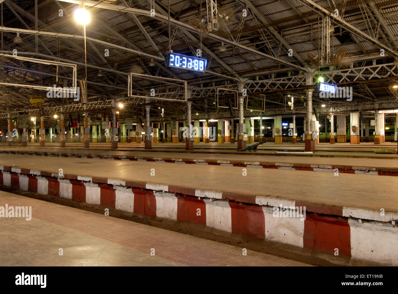 Victoria Terminus, VT maintenant CST, Chhatrapati Shivaji Maharaj Terminus, gare CST, plate-forme, Bombay, Mumbai, Maharashtra, Inde, site de l'UNESCO Banque D'Images