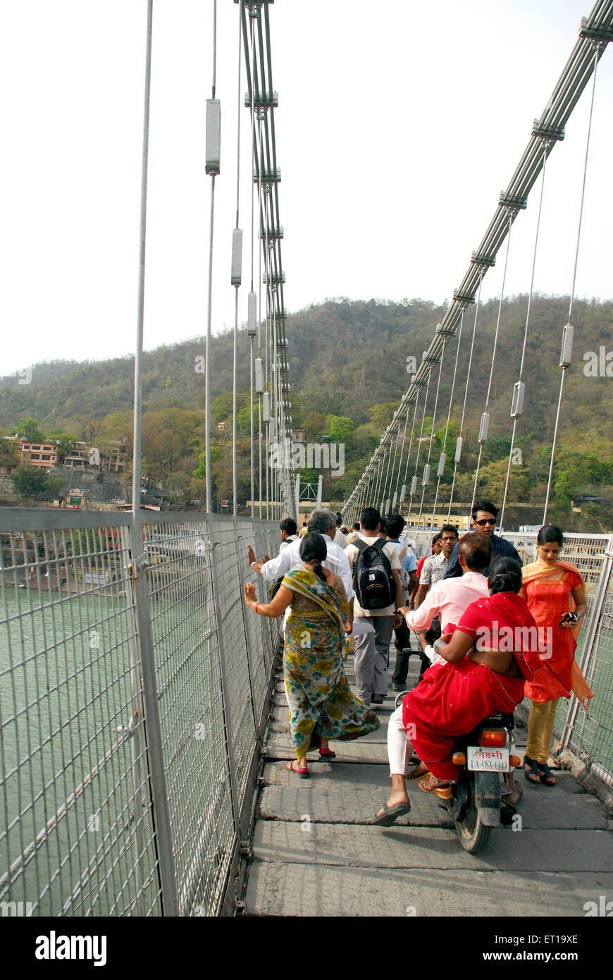 Les gens monter à motocyclette sur Ram jhoola Rishikesh ; ; ; Uttarakhand Uttaranchal Inde Avril 2009 Banque D'Images