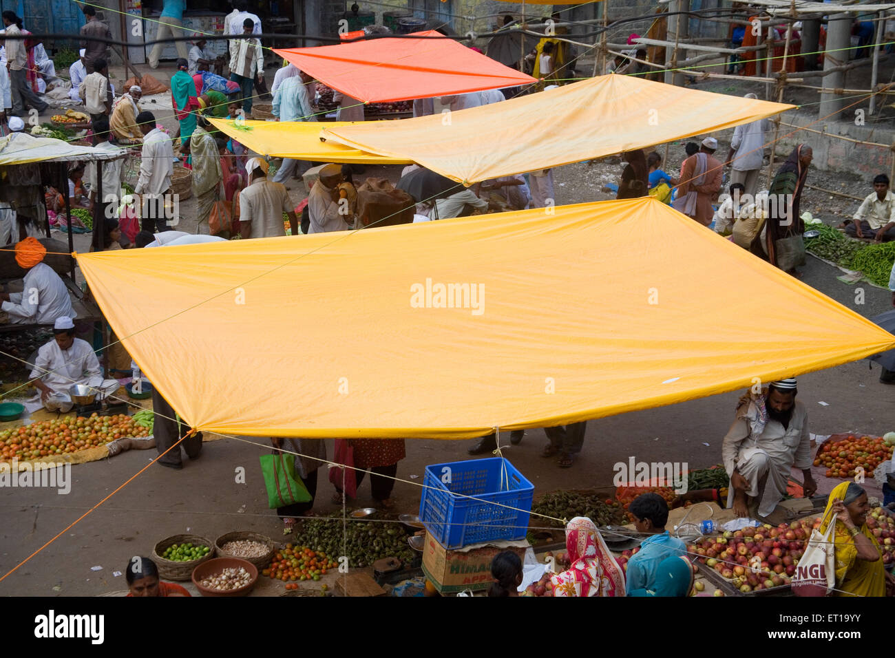 Protection en feuilles de plastique pour la pluie sur le marché ; Nandur ; Marathwada ; Maharashtra ; Inde Banque D'Images