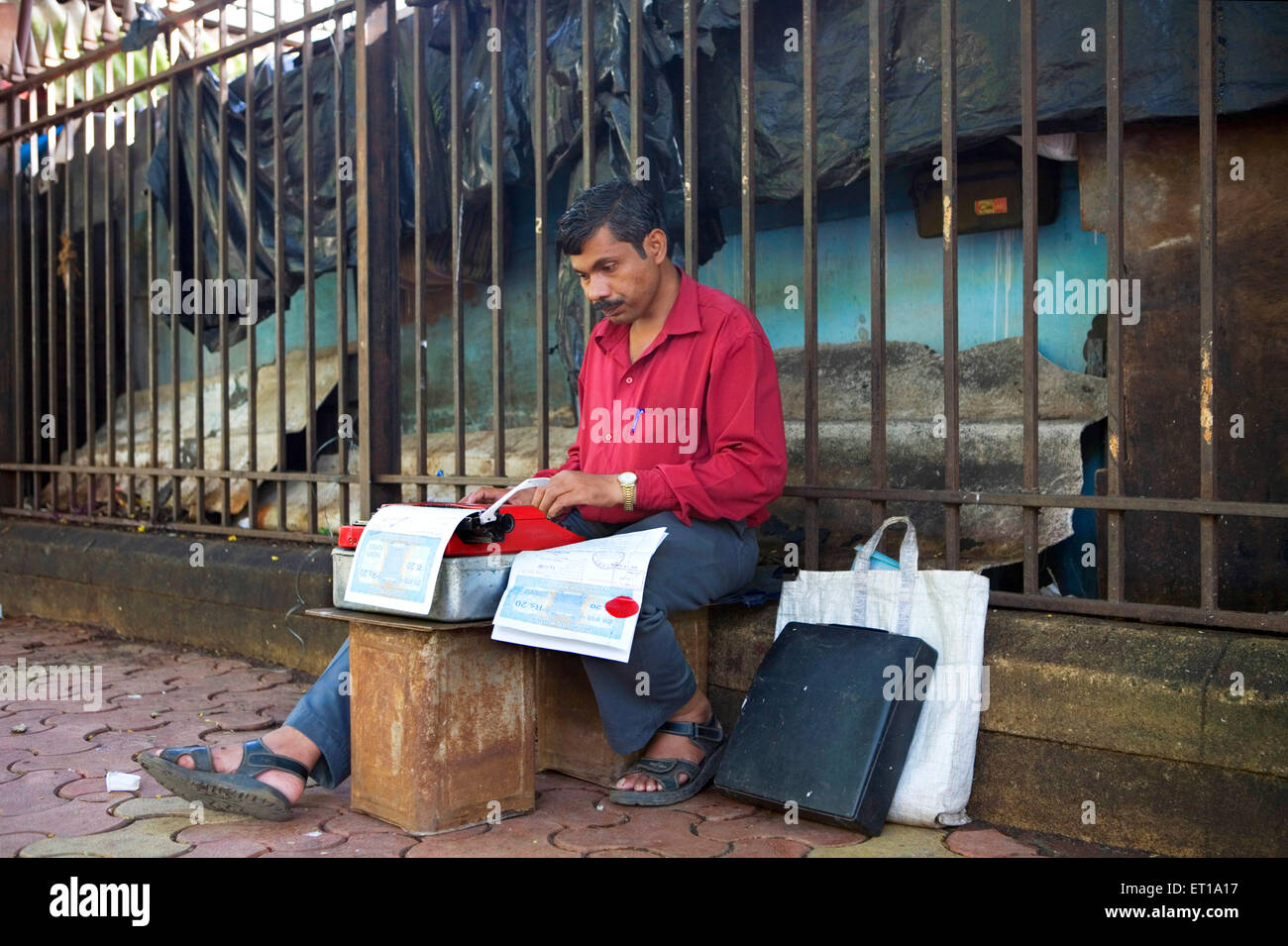 Dactylographe de pavé dactylographiant un document légal sur une vieille machine à écrire sur un sentier en dehors de la cour civile de la ville, Bombay, Mumbai, Maharashtra, Inde,Asie, Asie, Indien Banque D'Images