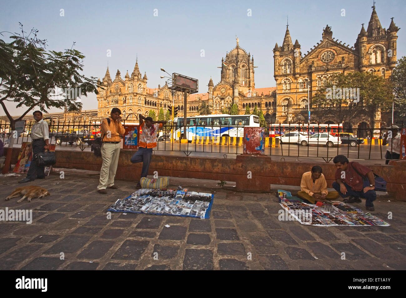 Les vendeurs de marchandises devant Chhatrapati Shivaji Terminus CST appelé Victoria Terminus VT Bombay Mumbai Maharashtra Inde Asie Banque D'Images