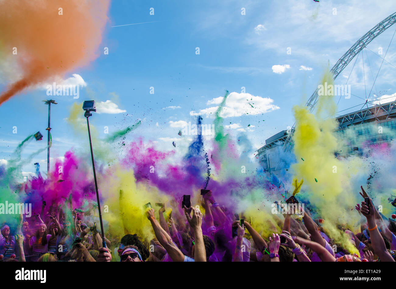 L'événement final Color Run avec des explosions de couleurs. Wembley Londres Banque D'Images