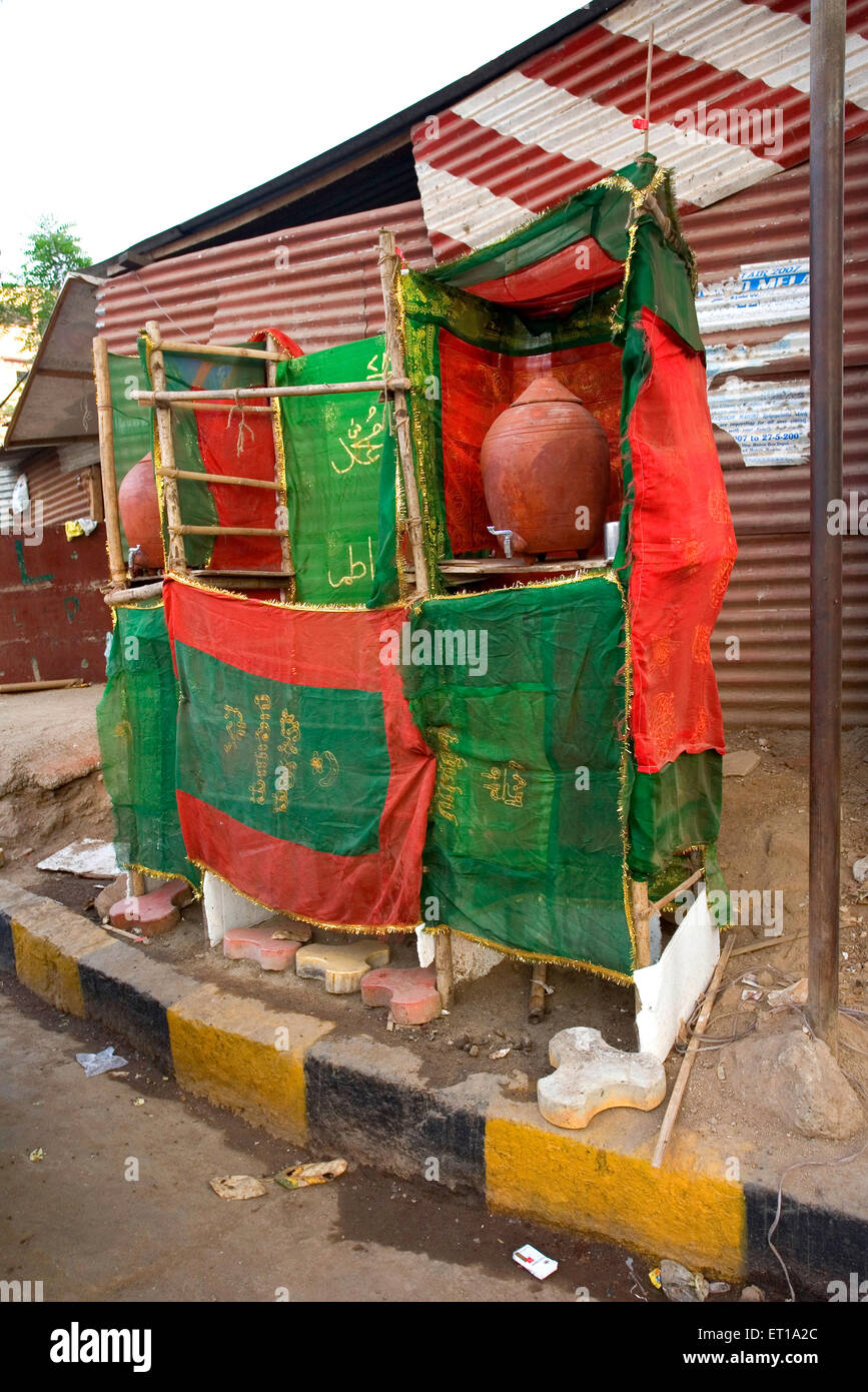 Pots d'eau potable au festival Muharram ; Ashura Saint dixième jour ; Bombay ; Mumbai ; Maharashtra ; Inde ;Asie Banque D'Images