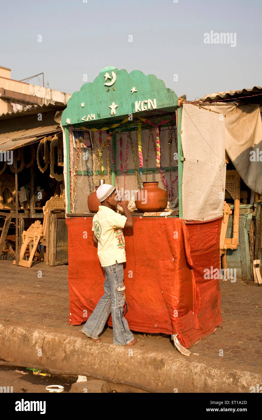 Pots d'eau potable au festival Muharram ; Ashura Saint dixième jour ; Bombay ; Mumbai ; Maharashtra ; Inde ;Asie Banque D'Images