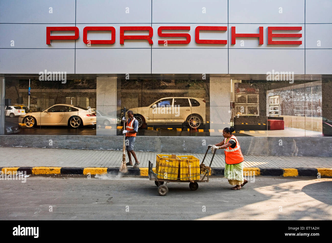 Des travailleurs municipaux en dehors de la route Porsche car showroom ; Bombay Mumbai Maharashtra ; Inde ; Banque D'Images