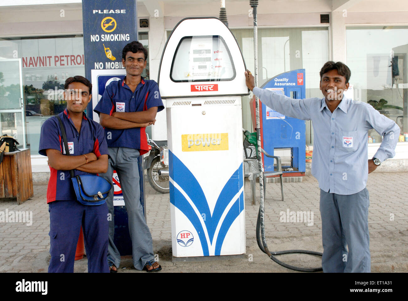 La pompe à essence avec trois travailleurs, Amreli, Gujarat, Inde M.# 364 Banque D'Images