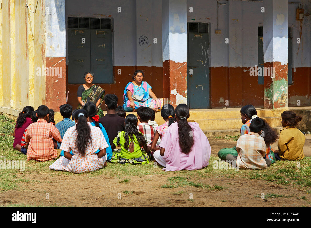 Bénévoles engagés dans la prière à l'école rurale d'une initiative économique lancé par l'ONG Organisation Chinmaya Banque D'Images