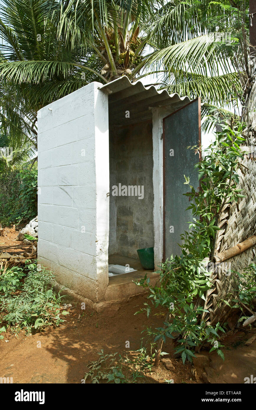 Toilettes rurales à faible coût, ONG, organisation Chinmaya de développement rural, CORDON, Deuladiha, Telkoi, Kendujhar,Orissa, Odisha, Inde, Asie Banque D'Images