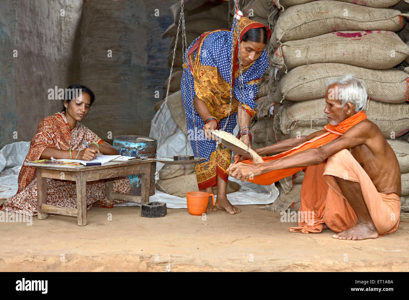 Femmes rurales distribuant des céréales et gérant des sous-camps ration shop une initiative lancée par l'ONG Chinmaya Organisation Inde Asie asiatique Indien Banque D'Images