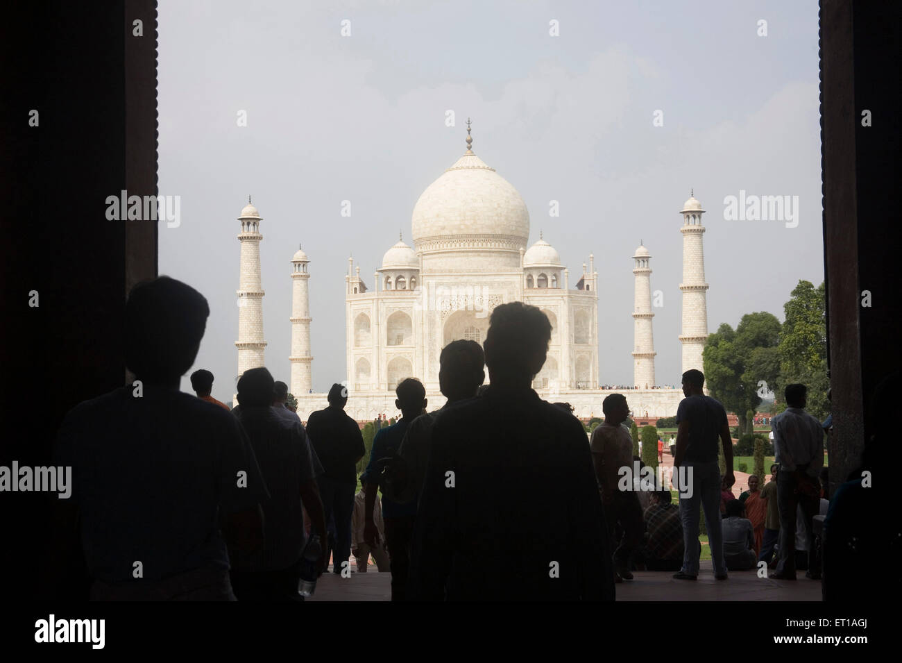 Les gens sur l'entrée du Taj Mahal sept merveille du monde ; Agra Uttar Pradesh ; Inde ; Banque D'Images