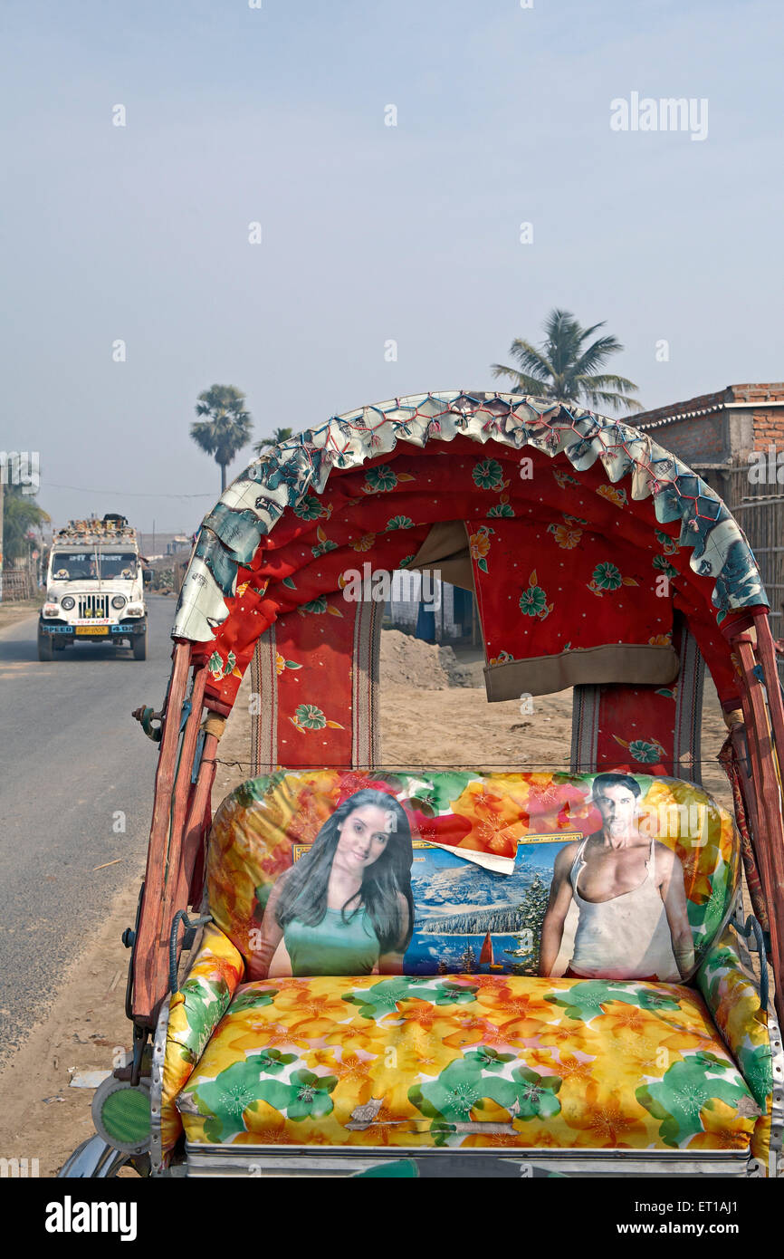 Décoré avec des photos de pousse-pousse cycle Bollywood Stars Madhubani Asie Inde Bihar Banque D'Images