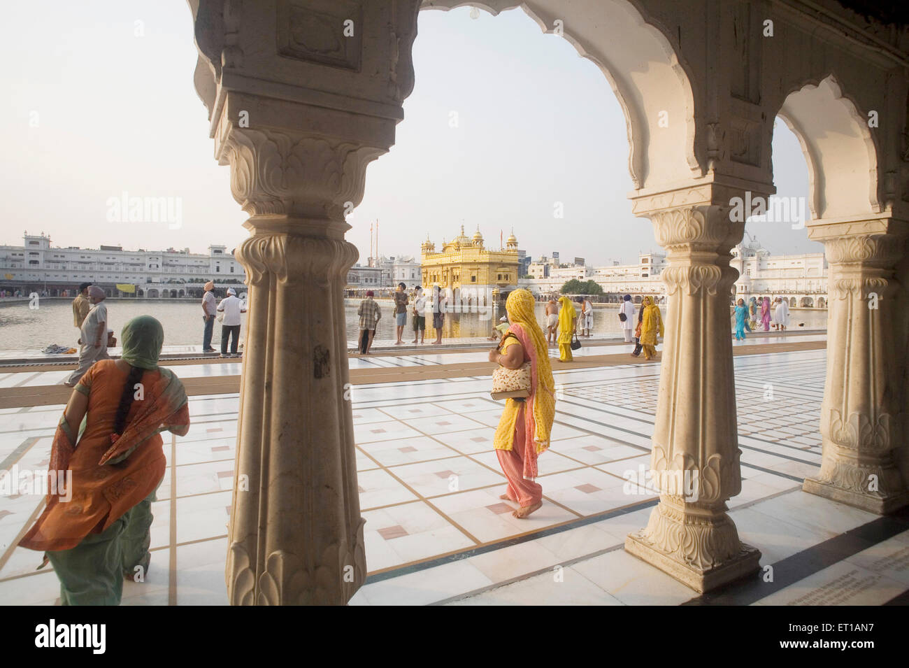 En dessin et pilier de l'architecture de la cour ; Swarn Mandir temple doré ; Amritsar Punjab ; Inde ; Banque D'Images