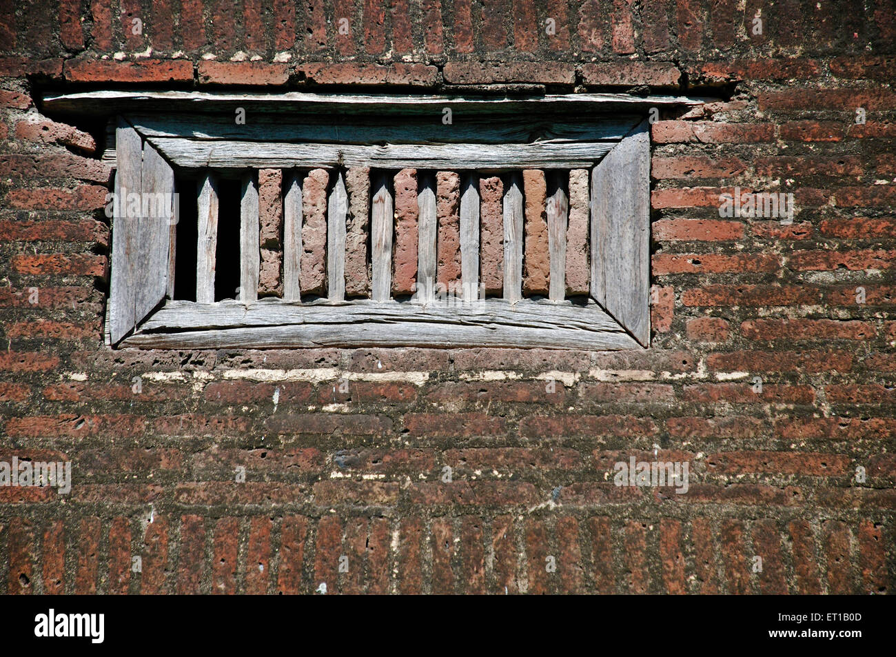 Châssis de fenêtre en bois sur mur de brique morgaon Maharashtra Inde Asie Banque D'Images