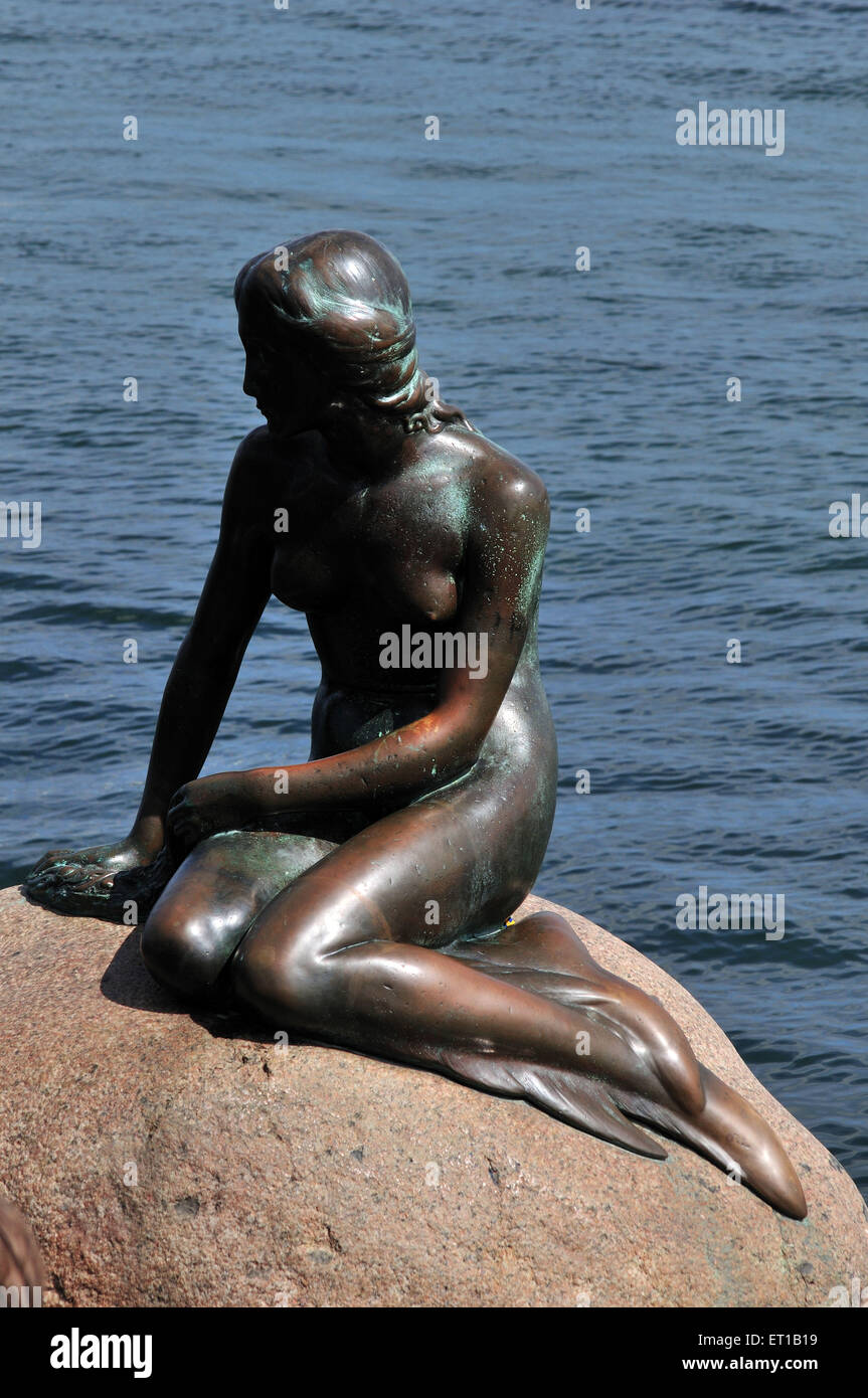 Statue de bronze de langelinie Mermaid Copenhague Allemagne promenade Banque D'Images