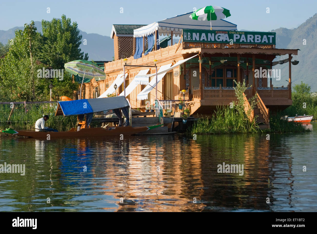 Une maison bateau sur le lac Dal à Srinagar, Jammu-et-Cachemire Inde Asie Banque D'Images