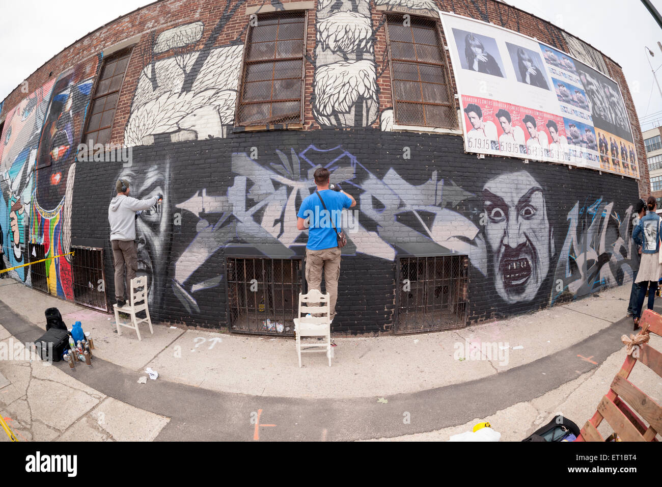 Des milliers versée dans Bushwick, Brooklyn à New York pour l'assemblée annuelle Collective Bushwick Block Party le samedi 6 juin 2015. La musique et faire la fête a certains mais la véritable attraction est le nouveau 'des peintures murales réalisées par des artistes graffiti qui ornent les murs des bâtiments que la convention collective. (© Richard B. Levine) Banque D'Images