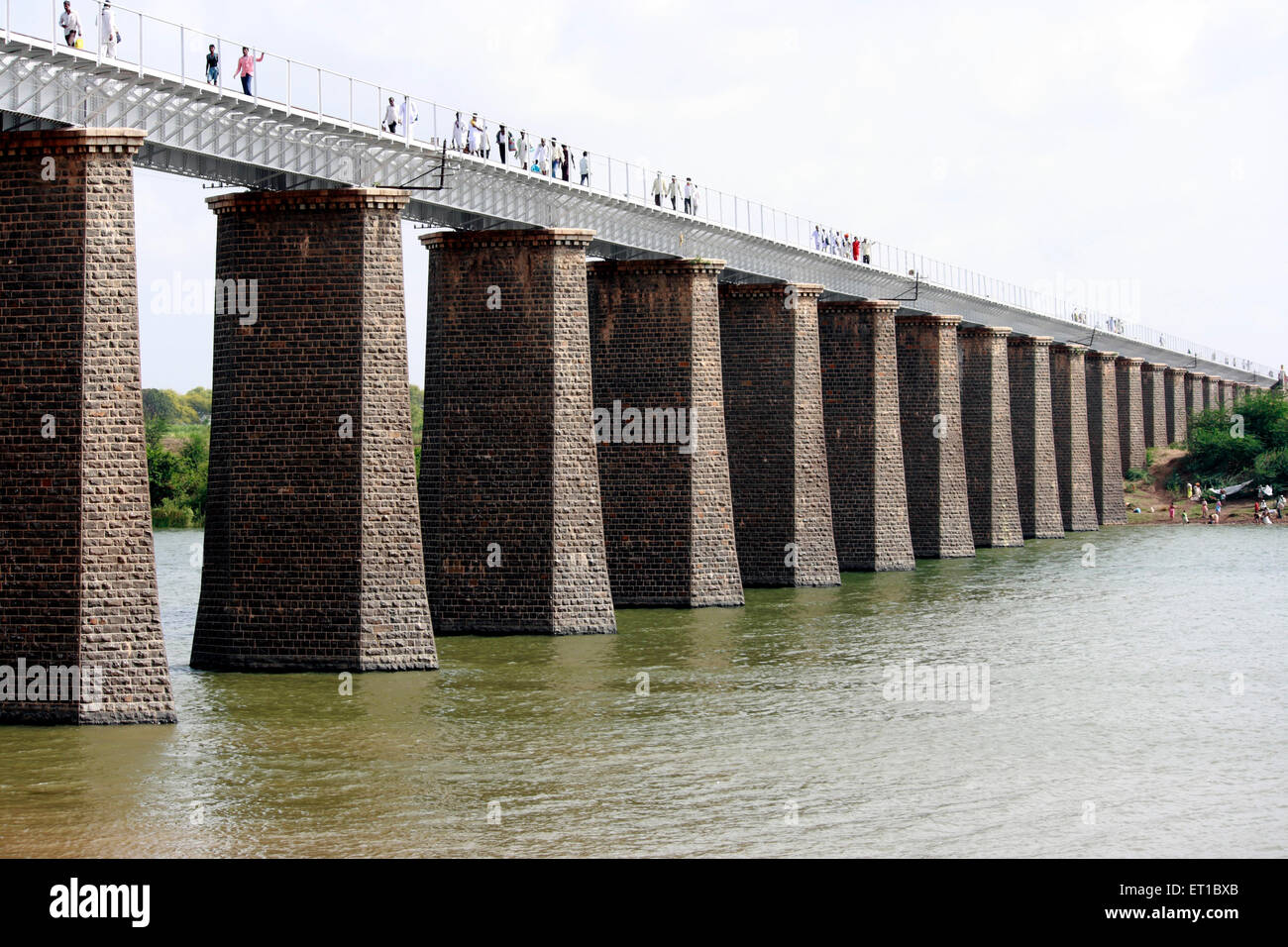 Pont ferroviaire sur la rivière Chandrabhaga à Pandharpur district ; Mumbai Maharashtra Inde ; l'État ; Banque D'Images