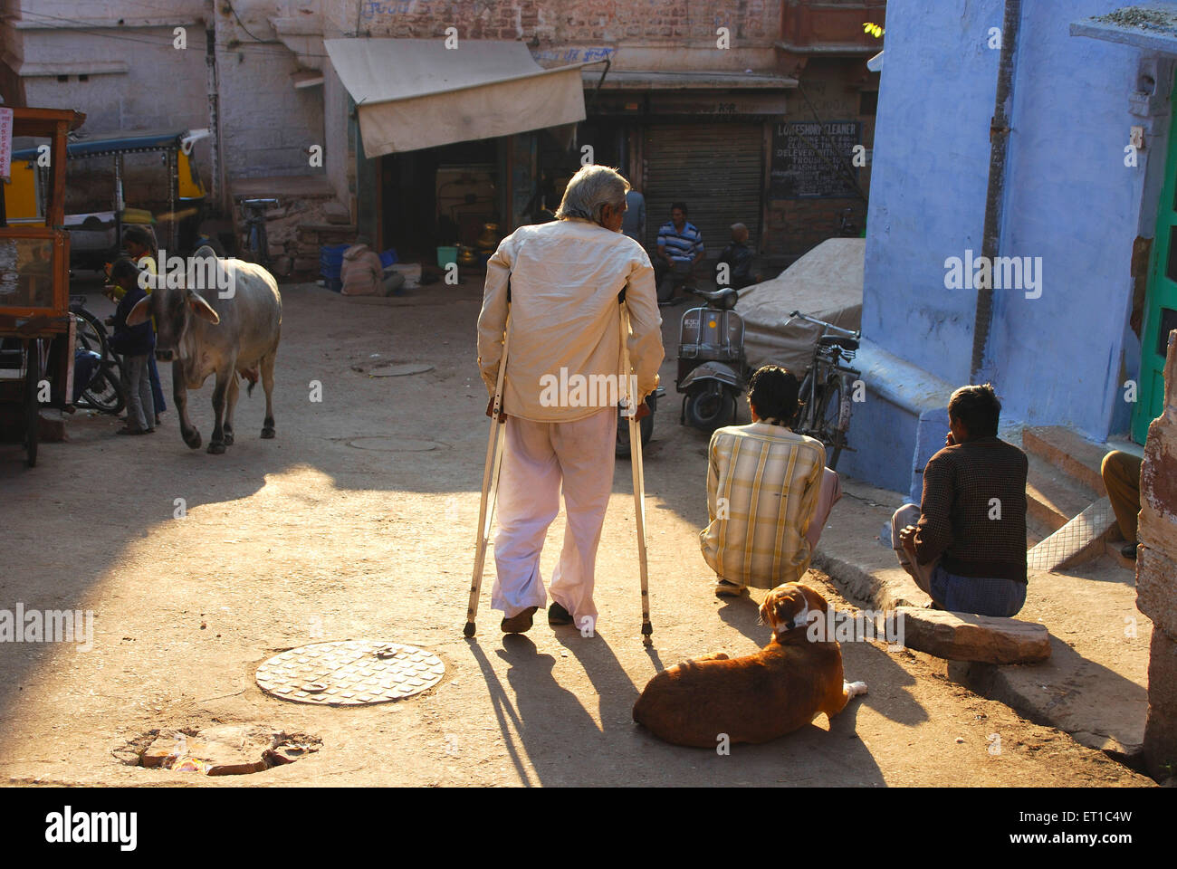 Handicapés handicapés, bâtons de marche ; Jodhpur ; Rajasthan ; Inde ; Asie Banque D'Images