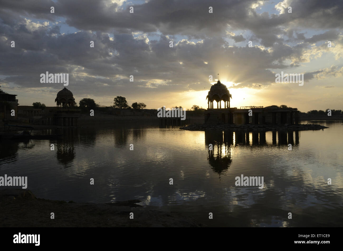 Gadisar Lake dans la région de Jaisalmer au Rajasthan Inde Banque D'Images