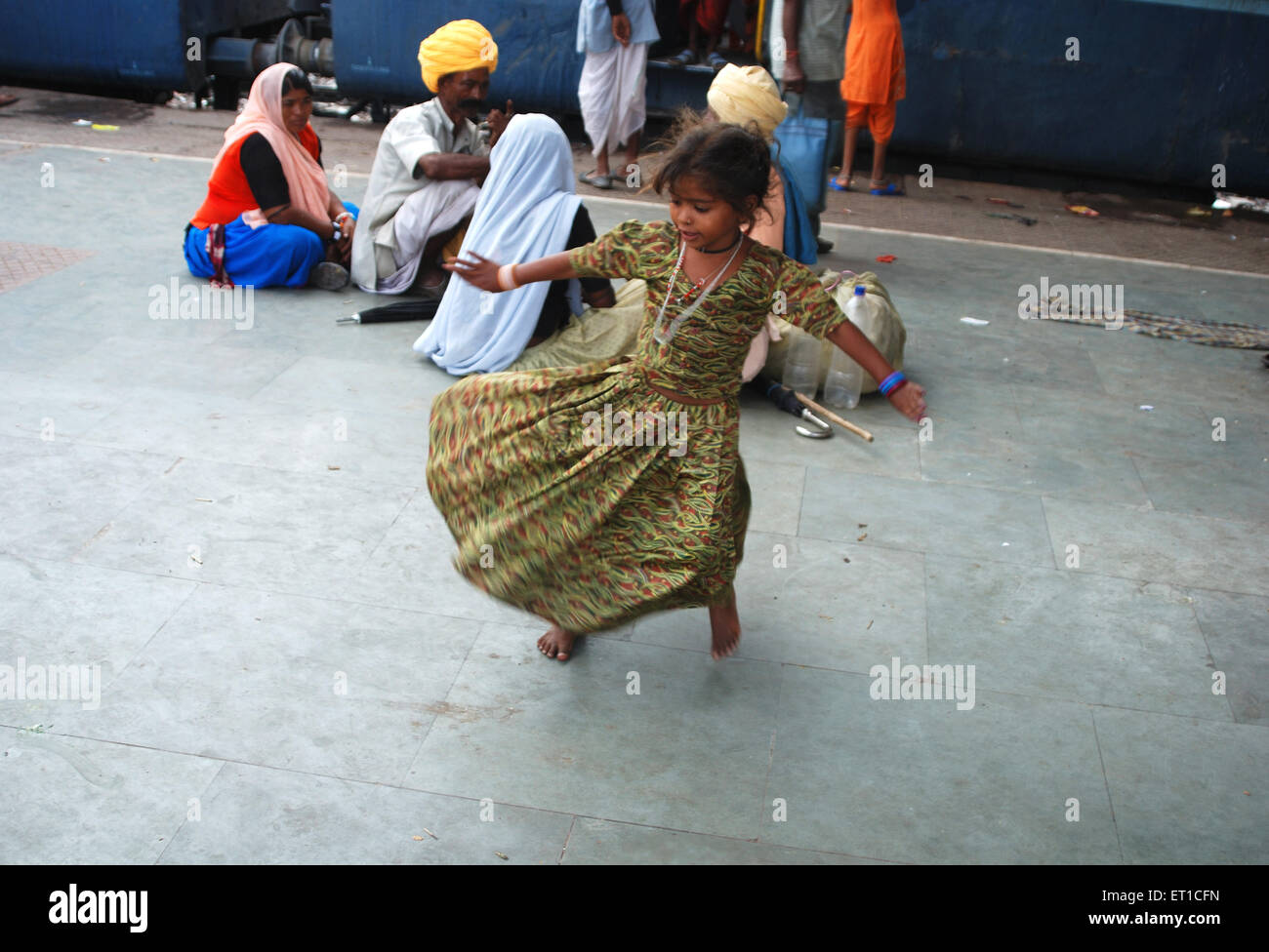 Jeune fille rurale sur la plate-forme de danse ; Jodhpur Rajasthan Inde ; ; PAS DE MR Banque D'Images