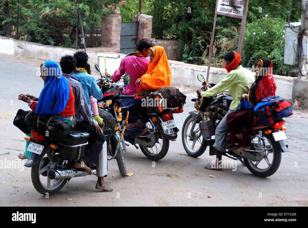 Des couples équitation sur des vélos ; Jodhpur Rajasthan ; Inde ; Banque D'Images