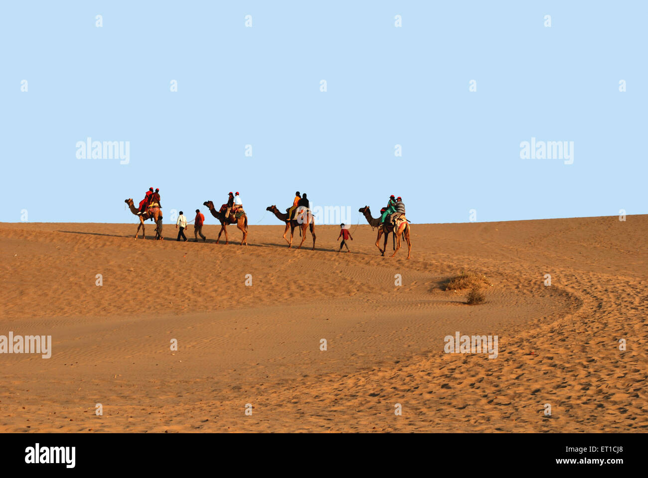 Les touristes en safari de chameau ; Khuhri ; ; ; Inde Rajasthan Jaisalmer Banque D'Images