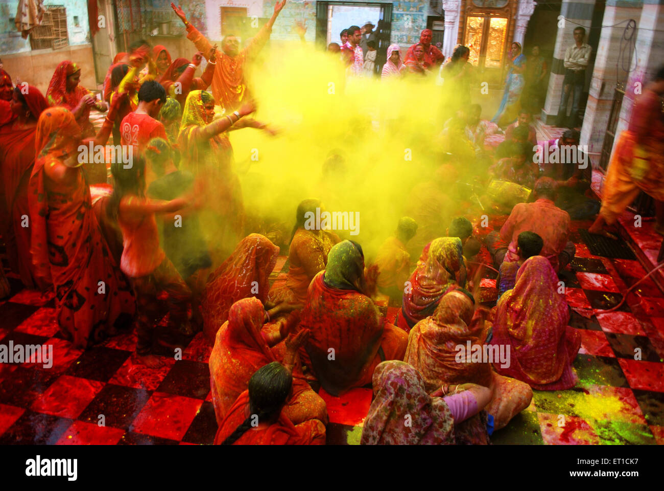 Prêtre jouant holi avec les dévots dans un temple ; shyamji ; Jodhpur Rajasthan Inde ; Banque D'Images