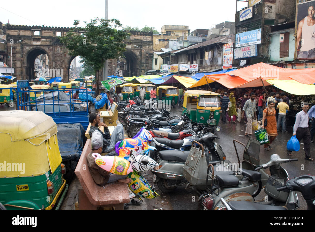 Scène de marché dans les véhicules garés à mousson teen darwaza ; Ahmedabad Gujarat ; Inde ; Banque D'Images