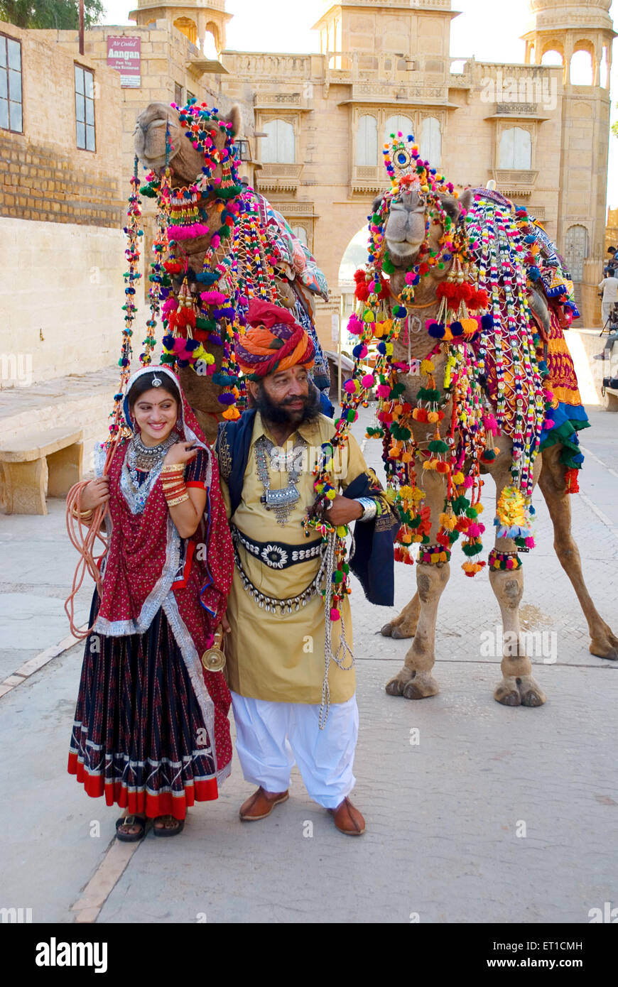 L'homme et la femme debout avec camel à Gadisar ; Jaisalmer Rajasthan ; Inde ; M.# 704F MR# 704G Banque D'Images
