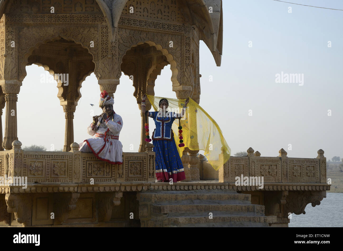 Musiciens Folk et danseuse dans Gadisar Lake Jaisalmer Rajasthan Inde M.# 704 Banque D'Images