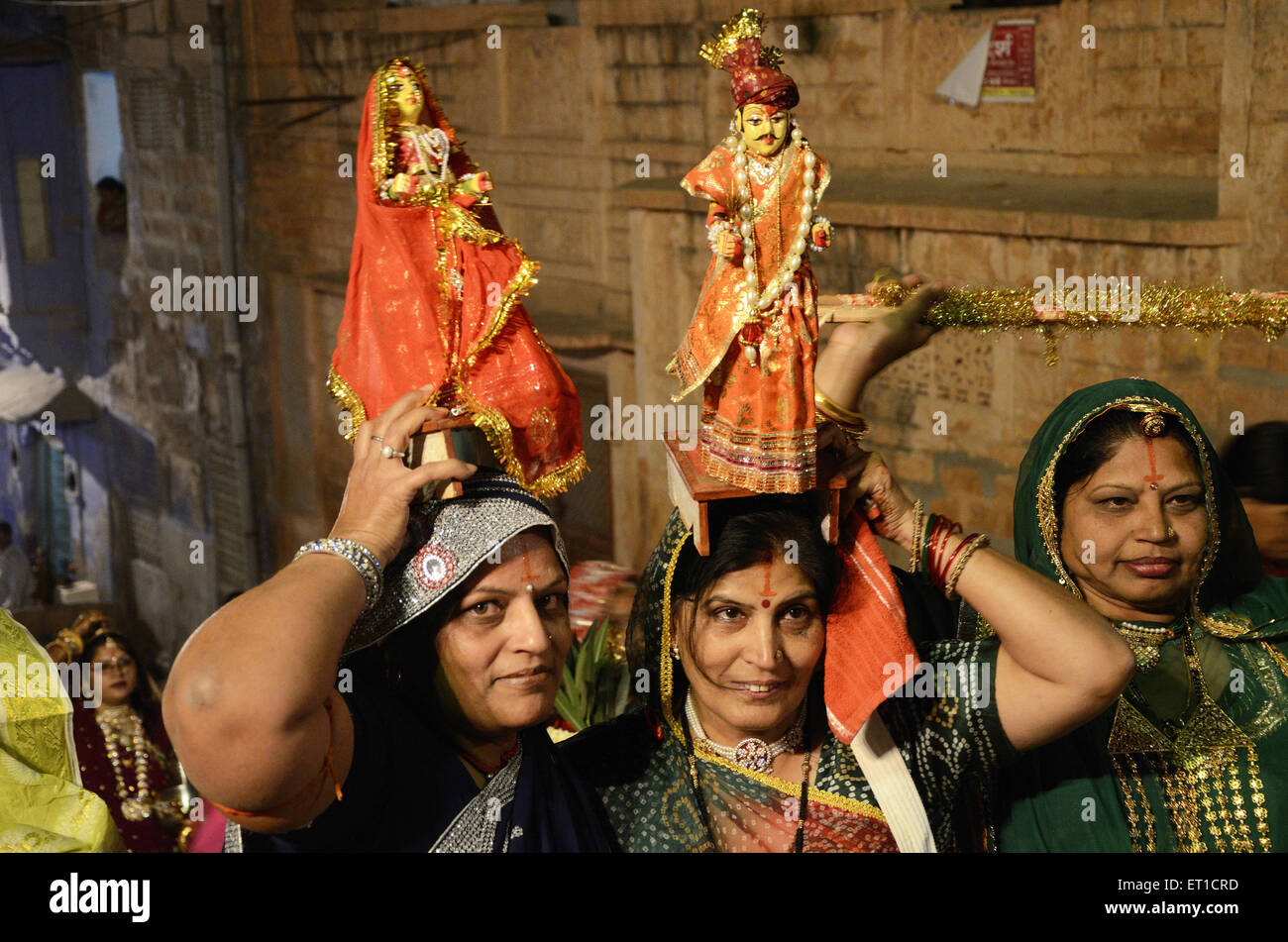 Levée de l'idole des femmes et de l'Isar sur Gangaur en tête à Jodhpur Rajasthan Inde Pas de MR Banque D'Images