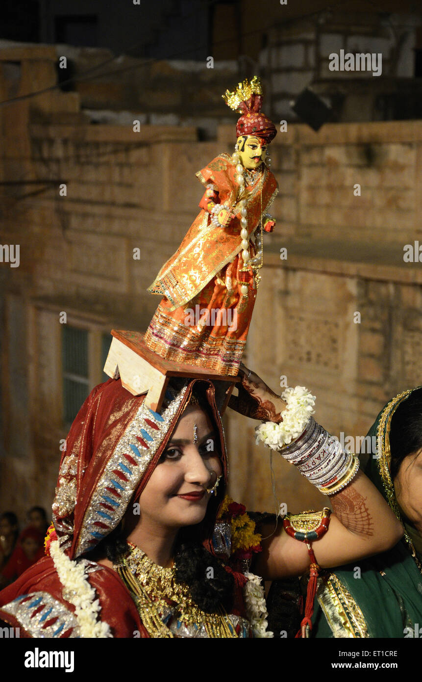 Woman lifting, idole de l'Isar sur la tête de Jodhpur au Rajasthan Inde Pas de MR Banque D'Images
