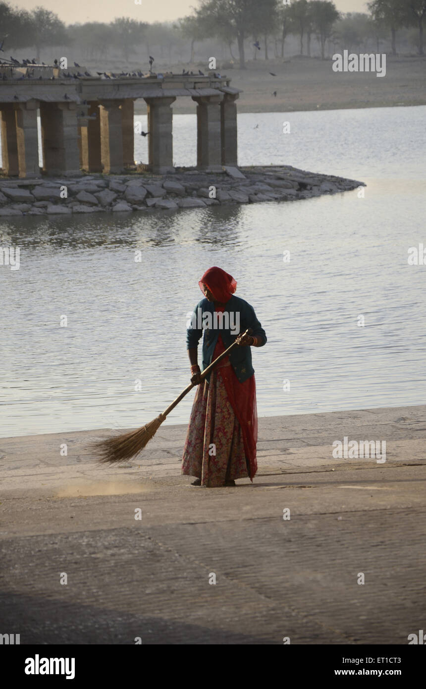 Nettoyage du lac Gadisar balayeuse à Jaisalmer dans le Rajasthan en Inde Banque D'Images