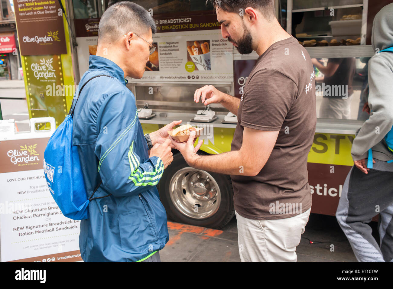 Olive Garden fans et les curieux s'aligner à l'Olive Garden camion dans le quartier Flatiron à New York pour échantillonner l'ambiance décontractée du restaurant nouvelle offre, le Longuet Bun Sandwich, le jeudi 4 juin 2015. Olive Garden a été d'apporter des changements à son menu dans un effort pour renverser la dépression qui est l'exécution restaurants décontractés. Récemment, les membres du conseil d'administration de la société a travaillé salutation et servant les clients à acquérir une expérience. (© Richard B. Levine) Banque D'Images